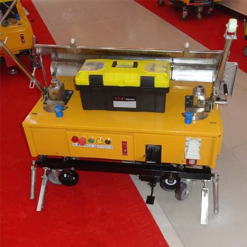 Automatic cement plastering rendering machine